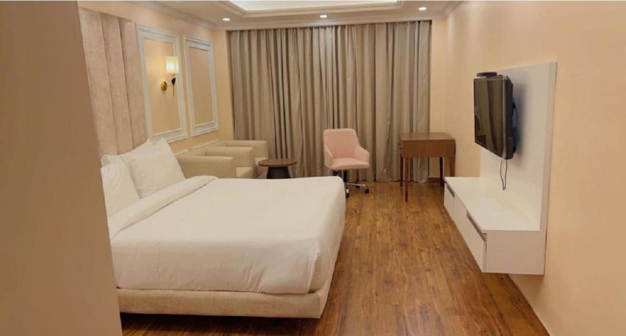 Claret Inn & Suite Dalhousie Bagian luar foto